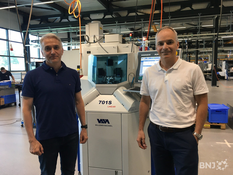 Olivier et Patrick Haegeli, co-directeurs de Willemin-Macodel SA, posent devant une de leurs machines.