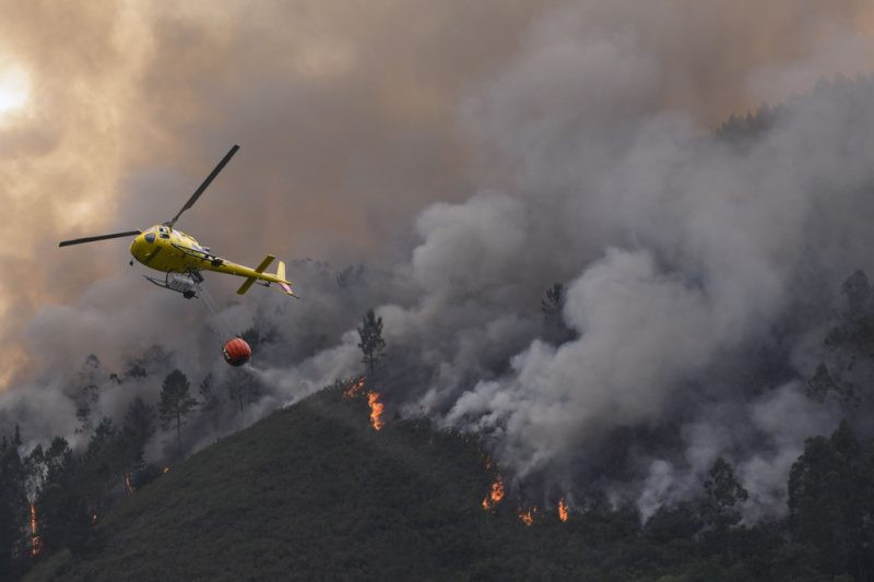 Les situations de crise peuvent être aussi bien politiques que climatiques, comme cet incendie de forêt à Penaflor, en Espagne en ce début de mois de juin. (Photo d'illustration : EPA/ELOY ALONSO.)