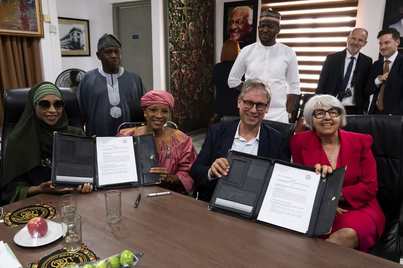 De gauche à droite : Hannatu Musa Musawa (ministre nigériane des Arts, de la Culture, du Tourisme et de l'Économie créative) Aisha Augie (directrice générale du Centre pour les arts et la civilisation noirs et africains - CBAAC), Vinzenz Hediger (directeur de la Cinémathèque suisse), et la conseillère fédérale Elisabeth Baume-Schneider (cheffe du Département fédéral de l'intérieur - DFI), présentent l'accord conclu ce lundi. (Photo : KEYSTONE/Anthony Anex.)