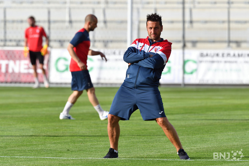La situation se tend pour le FC Bienne d'Anthony Sirufo (photo : archives/Georges Henz).