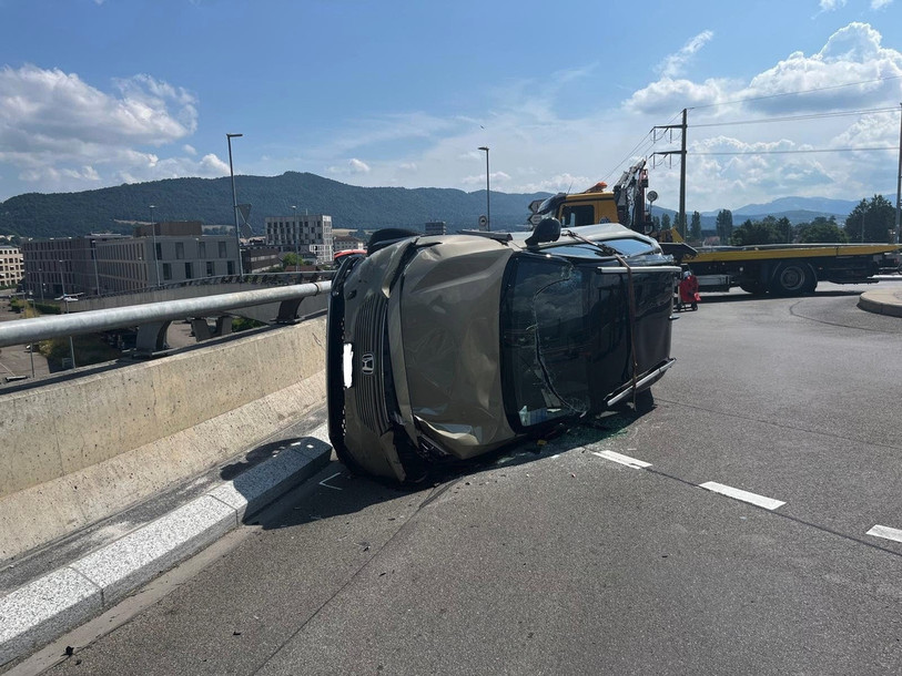 Le véhicule fautif s'est immobilisé sur le côté, ce qui a conduit à l'intervention des pompiers. (Photo: Police cantonale jurassienne)