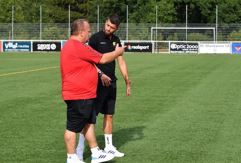 Armend Gashi et son assistant Ridvan Ahmeti disposent d'une nouvelle carte dans leur jeu. (Photo : Georges Henz)