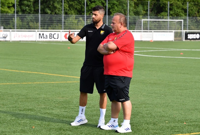 Armend Gashi et son assistant Ridvan Ahmeti ont dirigé leur première rencontre avec leur nouvelle équipe. (Photo : Georges Henz)