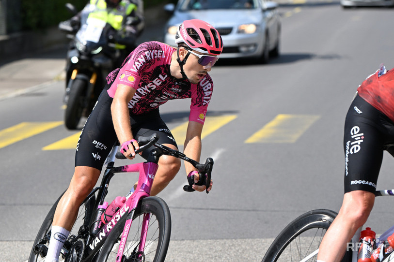 Arnaud Tendon, ici lors des championnats de Suisse à Courtételle, va continuer à pédaler avec le maillot rose de Van Rysel Roubaix jusqu'à fin 2028. (Photo : Georges Henz).