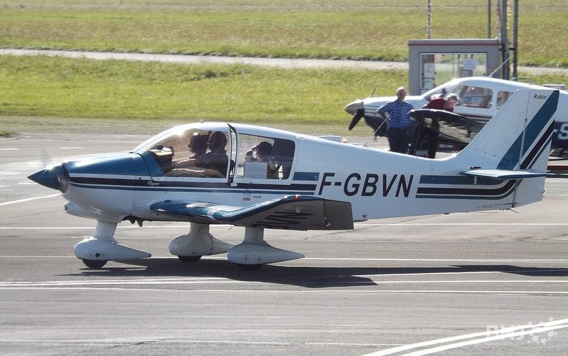 L'avion à hélice qui s'est écrasé samedi était de type Robin DR400. (Photo modifiée : James from Cheltenham / https://creativecommons.org/licenses/by-sa/2.0 / via Wikimedia Commons).