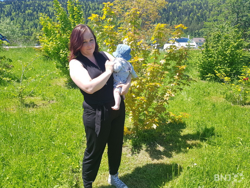 Léa Candaux pose devant l’arbre planté à la mémoire de son fils.