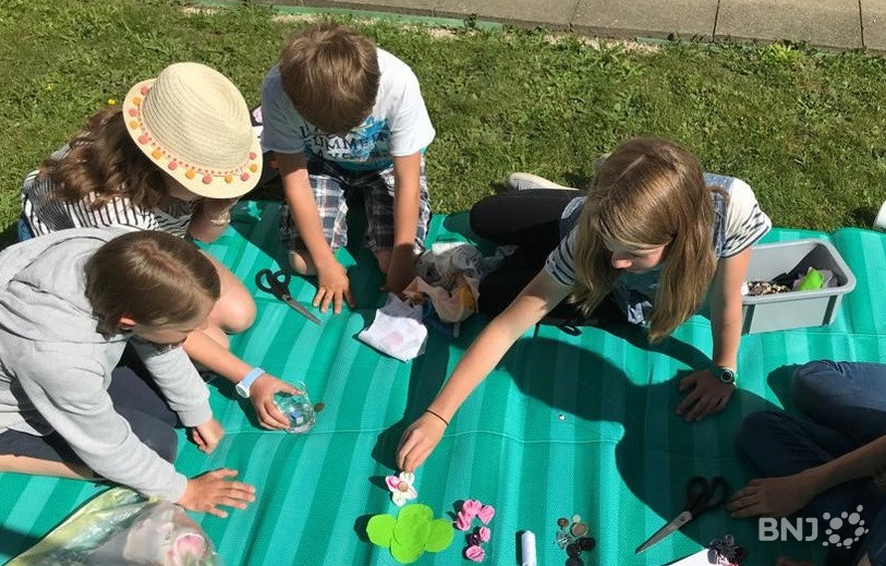 Les enfants du collège de la Printanière à Tramelan ont notamment pu s'initier à la création de fleurs en tissu. 