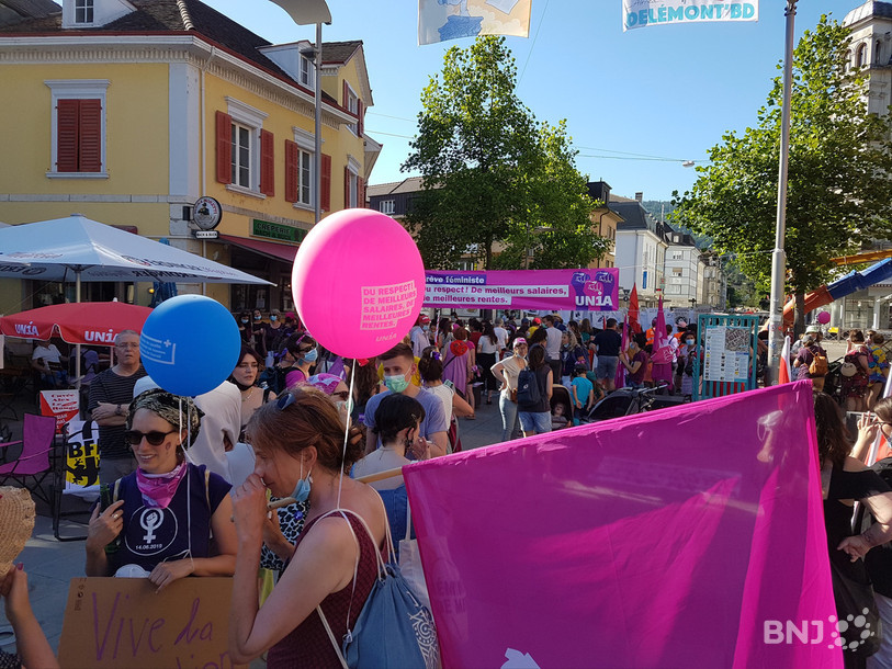 Le cortège s'est d'abord massé Place de la gare à Delémont avant de prendre la direction de la vieille ville.