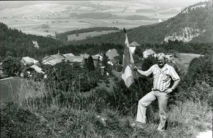 L'emblématique politicien de Vellerat Pierre-André Comte porte le drapeau au-dessus de son village.