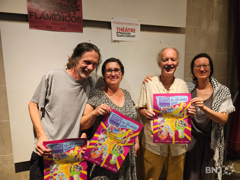 Le comité du Buskers Festival de Neuchâtel avec l'affiche de l'édition 2026.