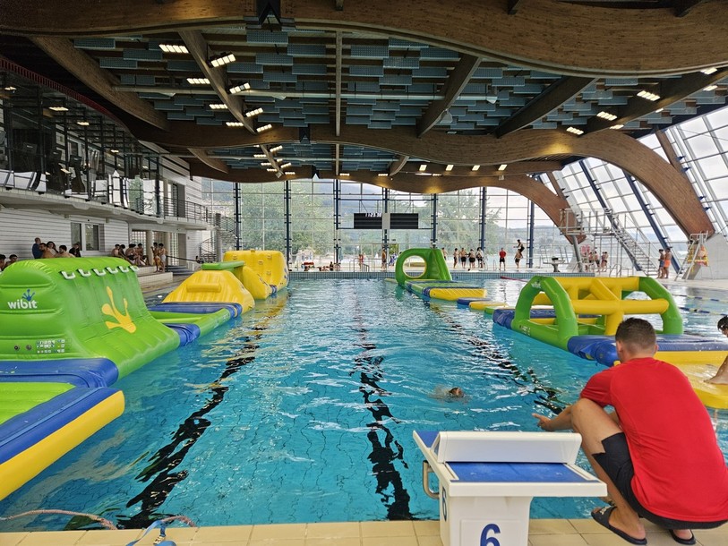 Un garde-bain sera assigné uniquement à ces parcours gonflables tous les après-midis de l'été.