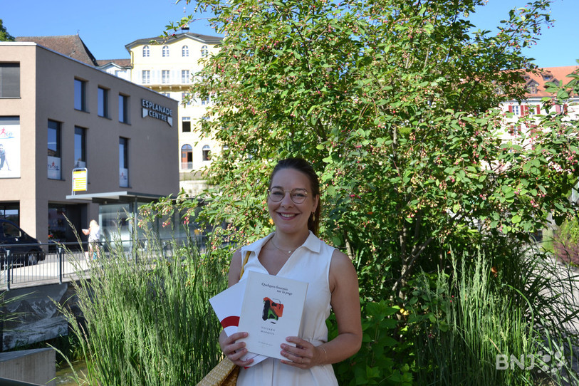 Lisa Raval dans l'un des trois lieu de Porrentruy où devrait être installée une boîte à livres d'ici quelques mois.