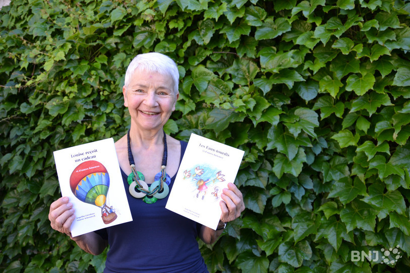 Angelika Giordano et ses deux livres, qui regroupent sept histoires pour enfants.