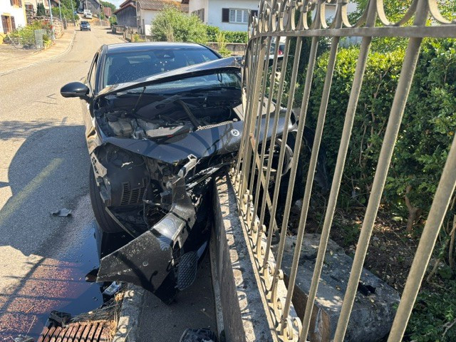 Le véhicule a terminé sa course contre le mur d'une propriété de Buix. (Photo : police cantonale jurassienne)