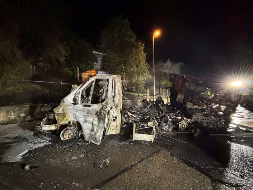 Un camping-car a été la proie des flammes durant la nuit à Delémont. (Photo : police cantonale jurassienne)