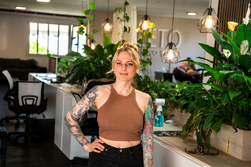 Angélique Grimm, tatoueuse qui officie à Porrentruy depuis quatre ans dans son studio Leto Tattoo.