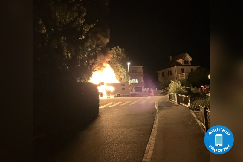 L’incendie du véhicule s’est déclaré à 2h35 du matin ce jeudi.