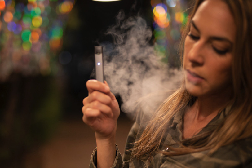 Parmi les jeunes Suisses de 15 à 17 ans, 15% consommaient mensuellement des produits nicotinés ou avec du tabac et 7% quotidiennement selon une étude menée en 2023. (Photo d'illustration.)