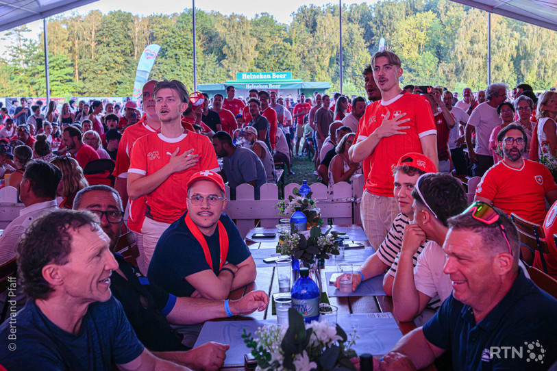 Les supporters neuchâtelois étaient venus en nombre à la patinoire pour la rencontre Suisse - Canada. (Photo : Bertrand Pfaff.)