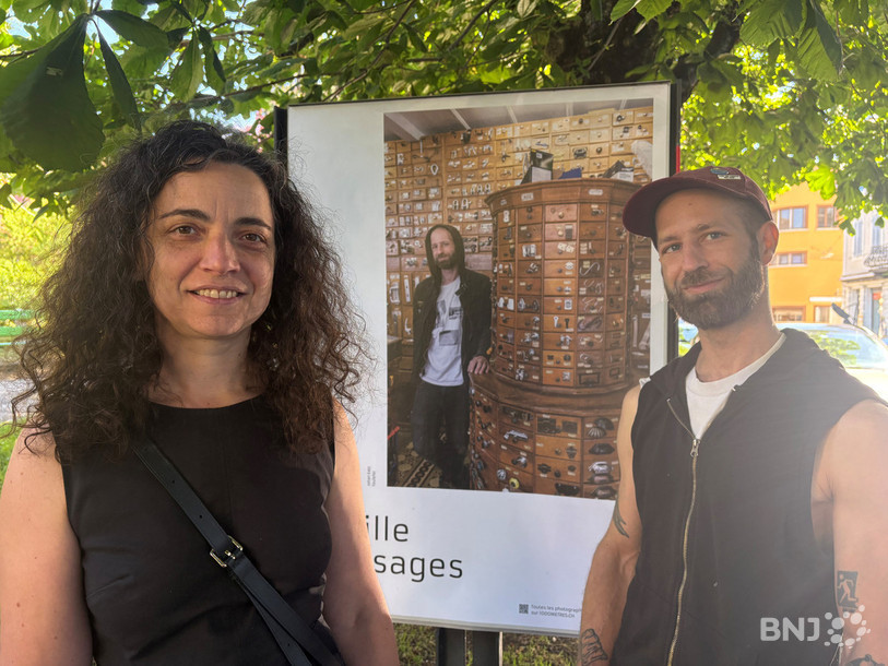 Emeline Fichot, présidente de 1000 Mètres et Johan Katz, devant l'affiche qui le montre dans un lieu qui lui tient à cœur, la quincaillerie Toulefer.