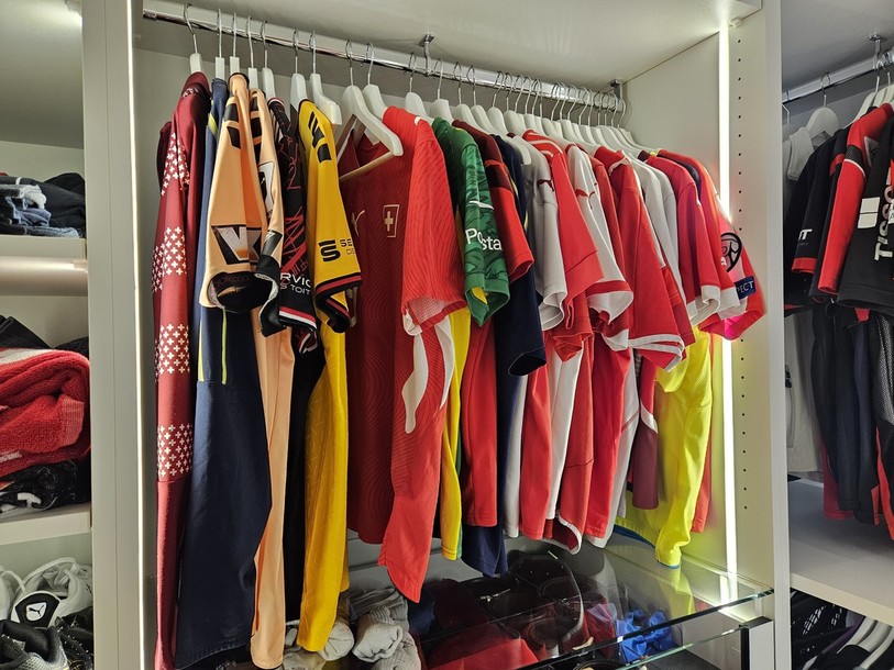 Une partie des maillots de Damien Aubert.