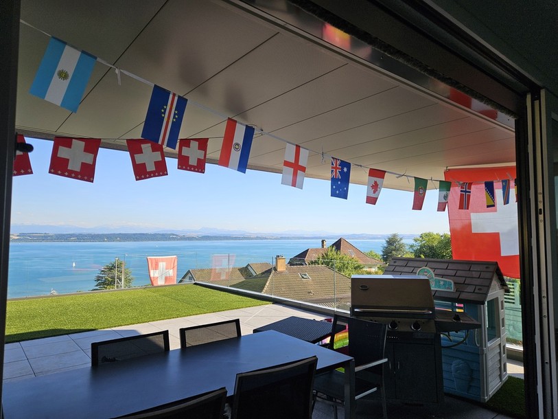La guirlande avec les drapeaux des pays participant au Mondial.