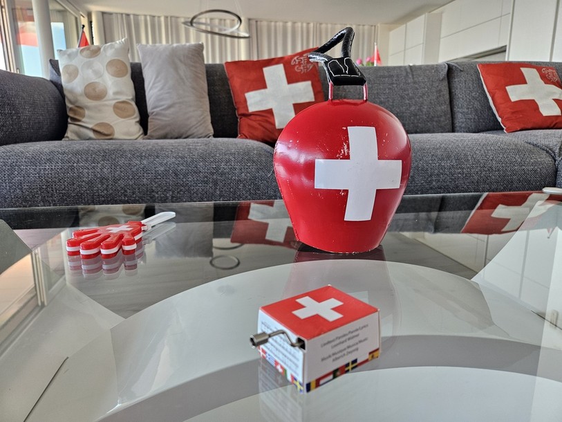 Une partie des accessoires aux couleurs de la Suisse, dont la boîte à musique qui joue l'hymne national.