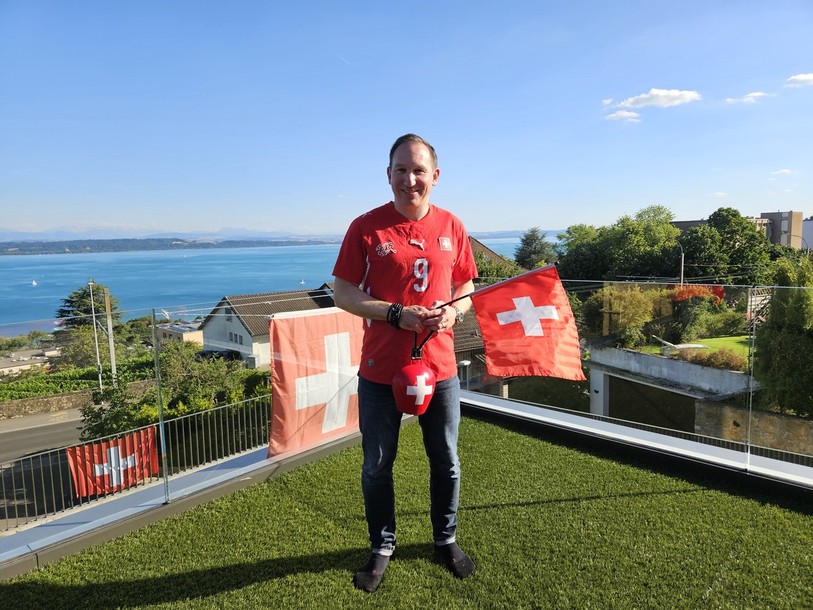 Damien Aubert (comme son voisin du dessous) a installé des drapeaux sur sa terrasse en plus de ceux du salon.