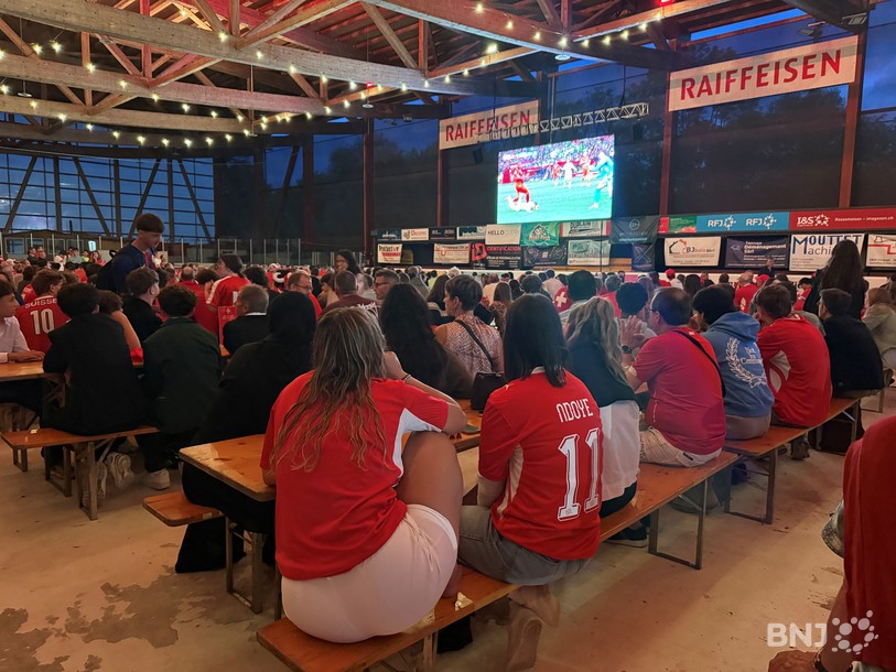 La fan zone de la patinoire à Delémont est bien garnie.