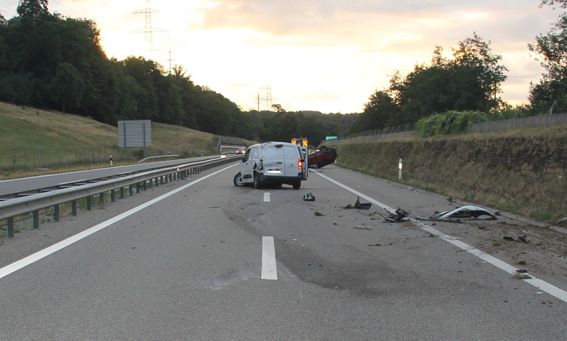 La voiture fautive a terminé sur le toit. (Photo : Police cantonale jurassienne)