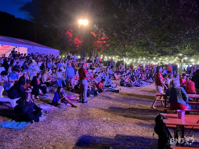 Plusieurs centaines de personnes avaient mis leur réveil très tôt vendredi pour venir assister à ce match Suisse-Algérie au Maracana à La Neuveville, les pieds dans l’eau. (Source : RJB)