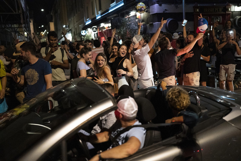Fêter la victoire de son équipe pendant l’Euro d’accord… mais avec prudence. (Photo : AP / Daniel Cole).