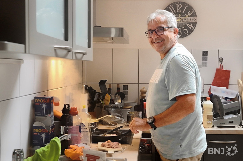 Cyrille Maillard dans sa cuisine à l’heure de préparer ses spaghettis Carbonara.