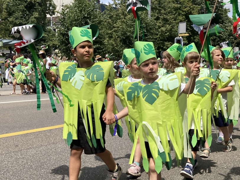De nombreux élèves ont défilé au centre-ville de Neuchâtel lors de la Fête de la jeunesse vendredi.