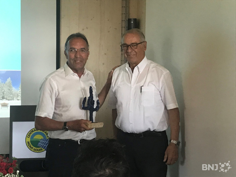 Le conseiller fédéral Adolf Ogi, qui avait inauguré il y a 30 ans la centrale solaire de Mont-Soleil, était de retour ce mercredi dans le Jura bernois pour rendre hommage à Martin Pfisterer.