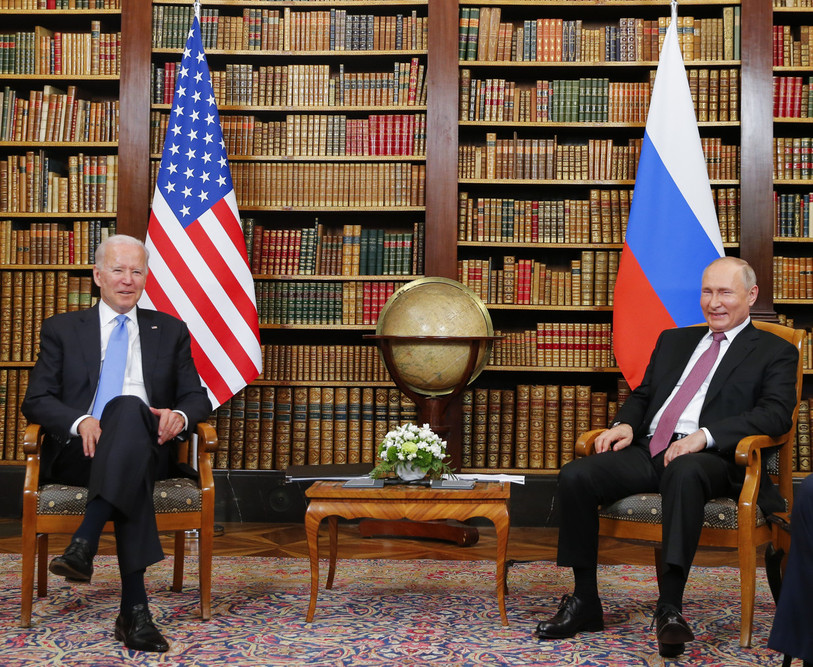 La rencontre entre Joe Biden (gauche) et Vladimir Poutine (droite) a nécessité un important dispositif sécuritaire. La Police neuchâteloise est donc venue en aide à ses collègues genevois. (Photo : KEYSTONE/REUTERS POOL/Denis Balibouse)