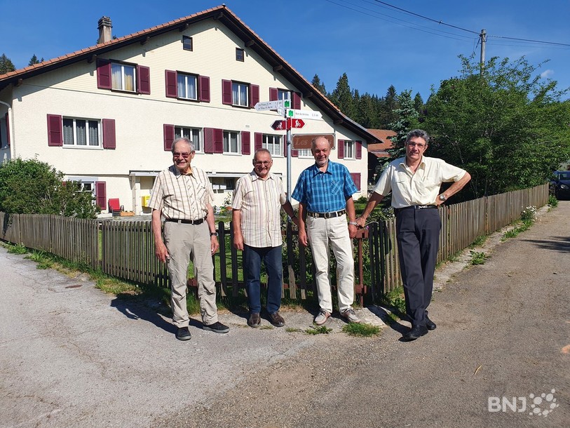 Les acteurs principaux du Circuit des Fées (de gauche à droite): Jean-Louis Hadorn, baliseur, Willy Gerber, conseiller communal de La Côte-aux-Fées, Pierre-Alain Sueur, membre de la commission sportive et Laurent Piaget, président de La Côte-aux-Fées.