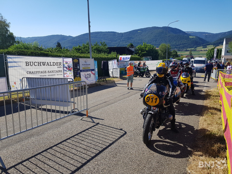 Les pilotes attendent leur tour au départ de Boécourt-La Caquerelle.