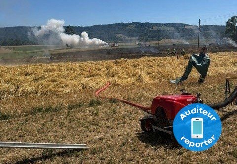 Un incendie s'est déclaré dans un champ ce samedi après-midi à Fahy (photo: auditeur reporter).
