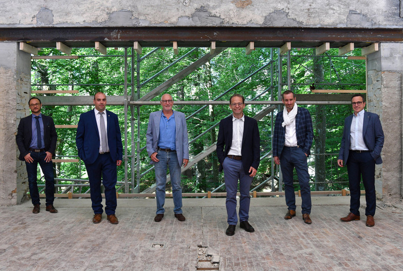 De gauche à droite : Daniel Schwaar, chancelier, puis les membres de l'exécutif, Thierry Brechbühler, le vice-président Patrick Herrmann, le président Théo Bregnard, Jean-Daniel Jeanneret et Théo Huguenin-Elie (Photo : Ville de La Chaux-de-Fonds / Aline Henchoz).