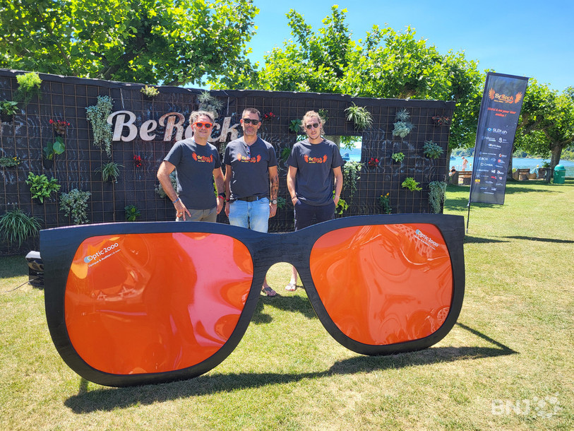 Un photo booth a été installé au bord du lac. Ici, de gauche à droite, Pierre Faivre, trésorier, Vincent Renevey, président, et Alix Leuba, programmateur du BeRock Festival.