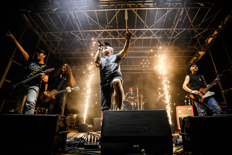 Marc Storace a interprété une chanson de ACDC avec le groupe local, Les Sales Gosses. (Photo : BeRock / Luc Braissant)