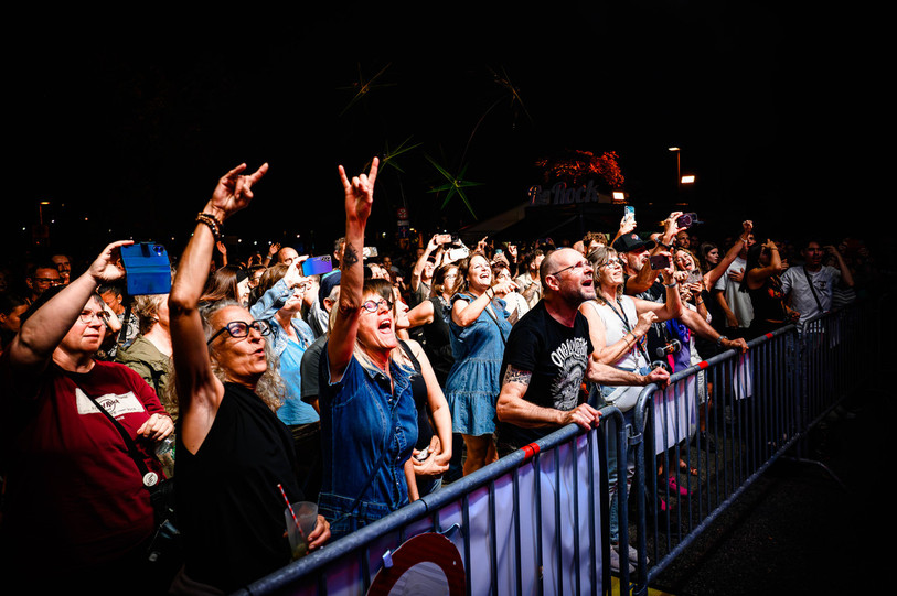 Le public du BeRock Festival était en feu vendredi soir sur la place du port de Saint-Aubin. (Photo : BeRock / Luc Braissant)