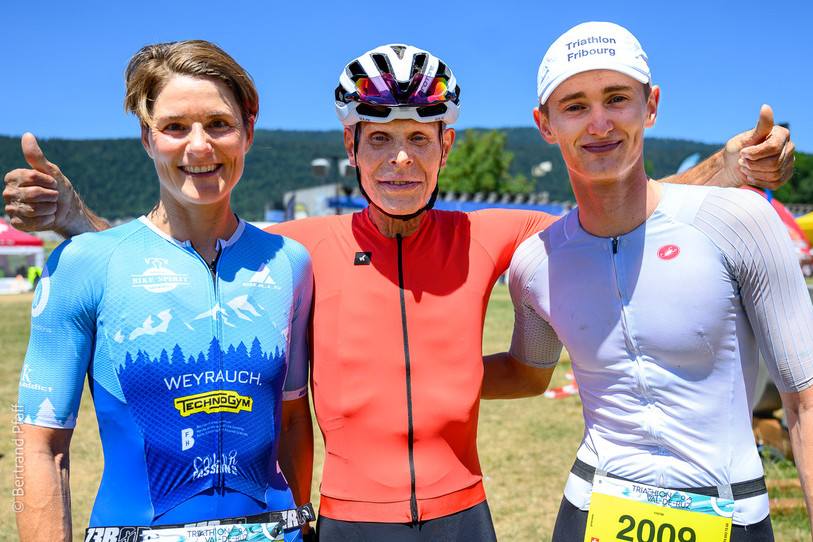 Bernard Maréchal, entouré des deux triathlètes qu'il entraîne et qui ont gagné samedi : Carole Perrot et Régis Donzé. (Photo : Bertrand Pfaff)