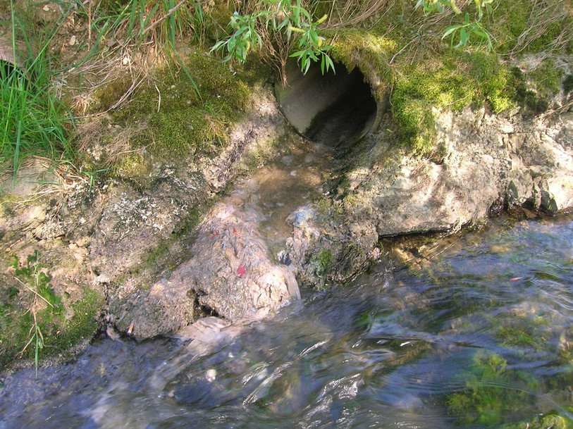 Un mauvais réglage des déversoirs d'orage peut provoquer des rejets d'eaux usées et de déchets polluants dans les cours d'eau (Photo : Office de l'environnement)