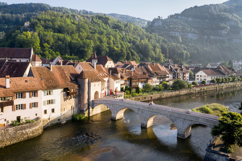 St-Ursanne et ses charmes représentent un important atout pour le tourisme estival dans le Jura (photo: © Reto Duriet, Jura Tourisme)