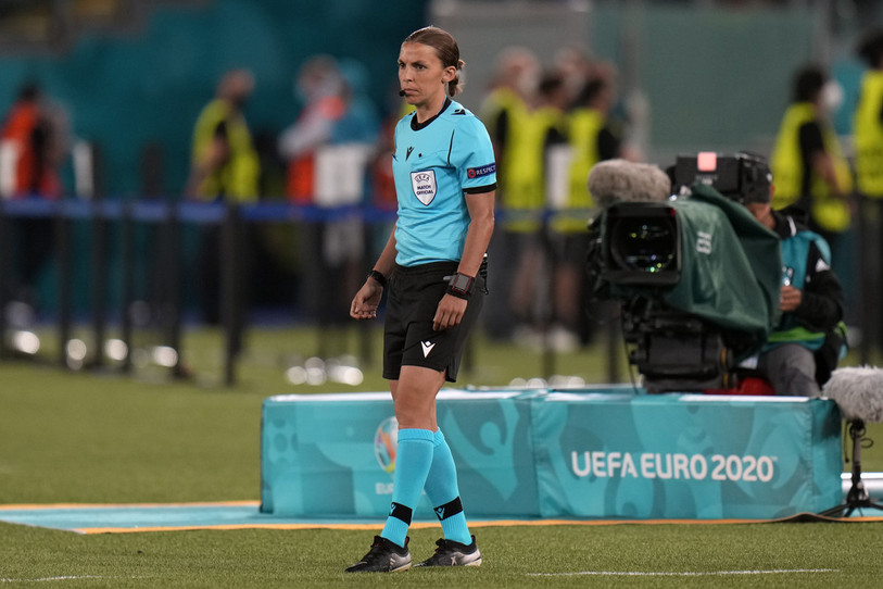 Stéphanie Frappart est la première femme à siffler lors d'un Euro masculin de football. (Photo : AP / Alessandra Tarantino)