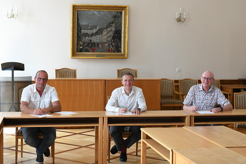La signature de la convention entre les communes de Vendlincourt et Porrentruy et l'entreprise Louis Bélet. (Photo : Géraut Siegenthaler)