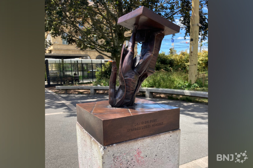 Au début du mois de juillet, la Ville de Neuchâtel a installé une réplique de l'œuvre de Mathias Pfund arrachée et volée l'été dernier.