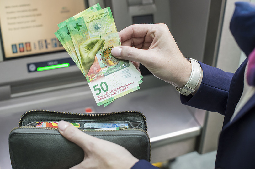  Les femmes perçoivent des salaires plus bas et gagnent en moyenne 2'000 francs de moins par mois que les hommes. (Photo : BNS.)